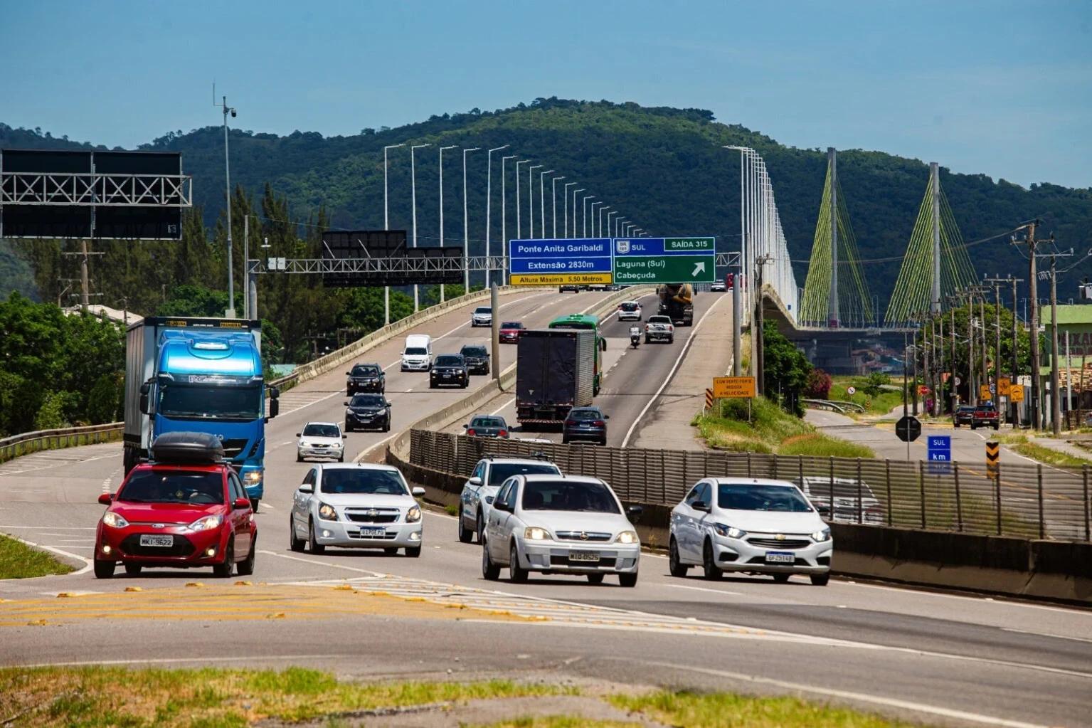 Mais de 1 milhão de veículos circularam pela BR-101 durante o Carnaval