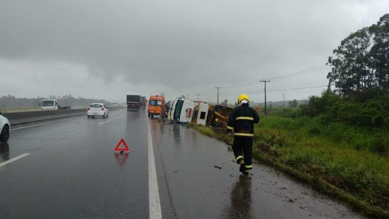 Cinco pessoas ficam feridas em acidente com caminhão na BR-101