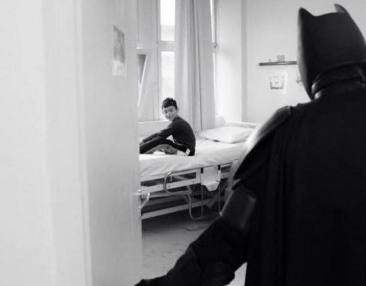 Na luta contra o câncer, crianças têm Batman como aliado