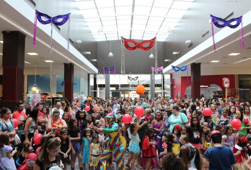 Bailinho de Carnaval reúne mil foliões no Criciúma Shopping