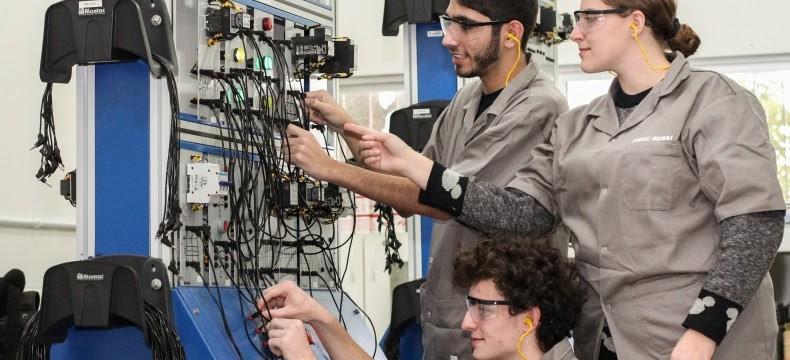 Senai/SC oferece 983 vagas em cursos gratuitos de aprendizagem industrial