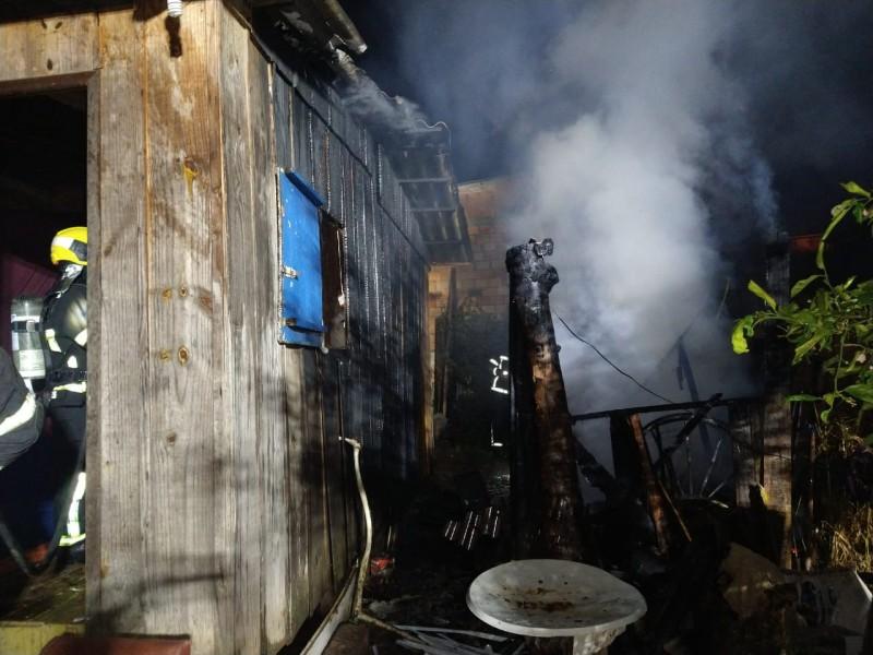 Residência é atingida por incêndio no bairro Rio Bonito em Criciúma 