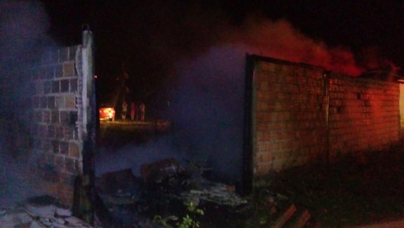 Bombeiros combatem chamas em galpão