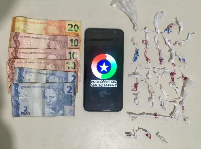 Adolescente é apreendido e homem é preso por tráfico de drogas em Balneário Rincão