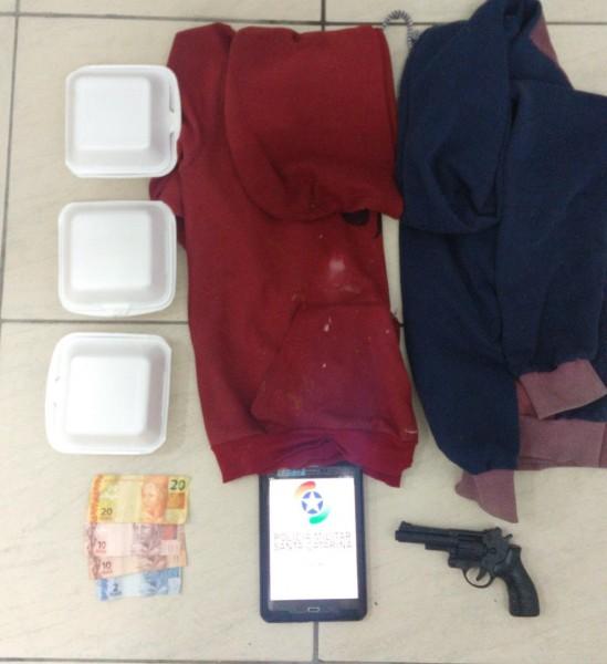 Jovem é preso e adolescente apreendido após roubarem lanches de motoboy