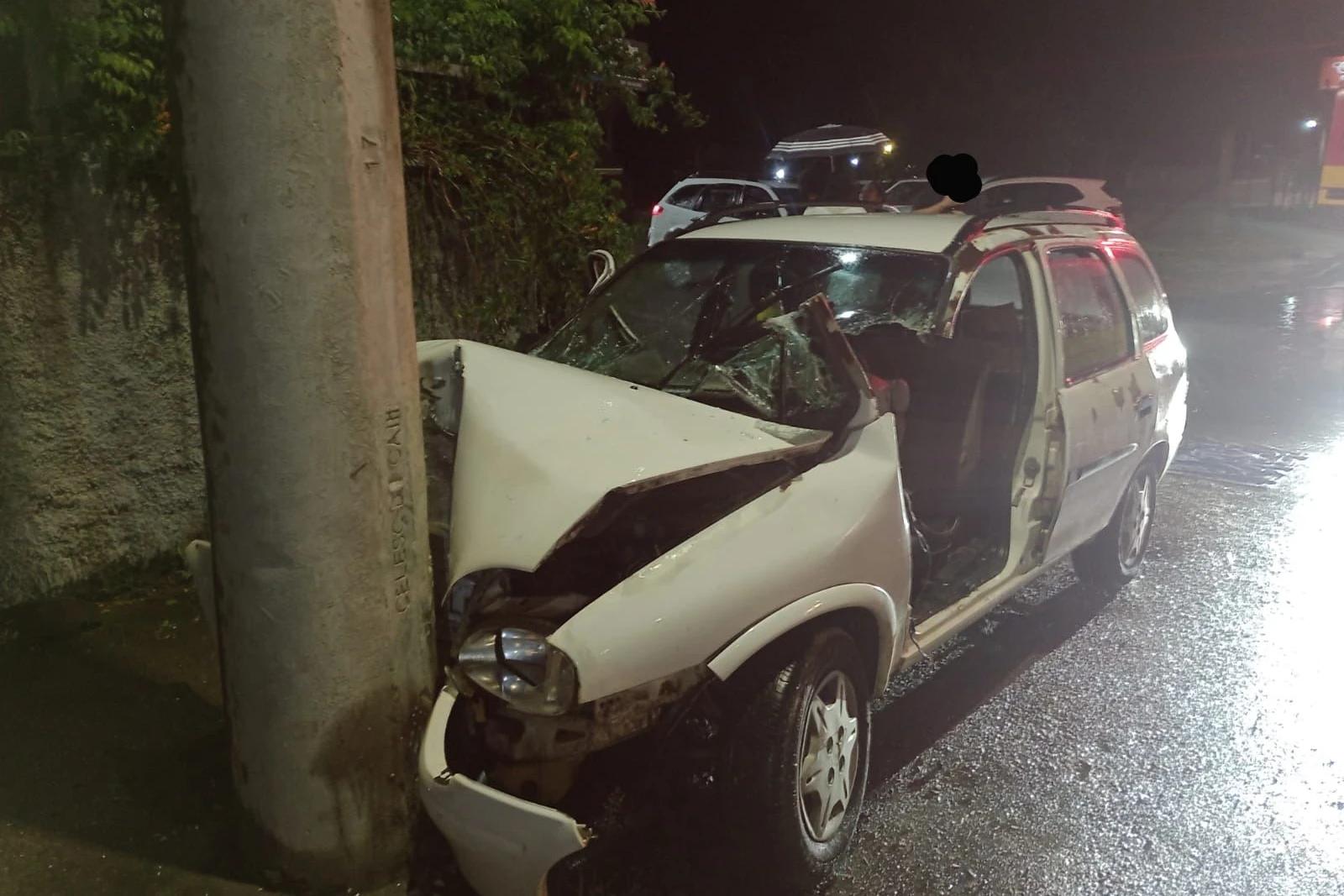 Mulher é encaminhada a hospital após carro colidir em poste em Capivari de Baixo