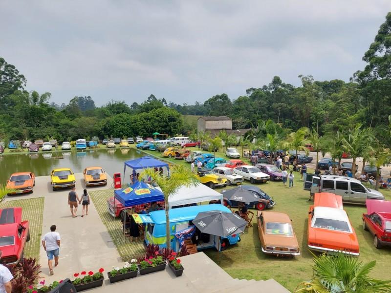 Mais de 130 carros participaram do desfile de clássicos e antigos de Içara