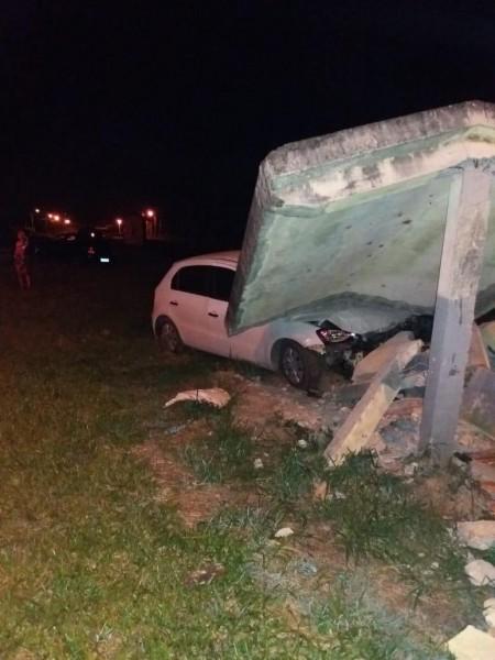 Condutor é hospitalizado após sair da pista e bater carro contra parada de ônibus em Jaguaruna