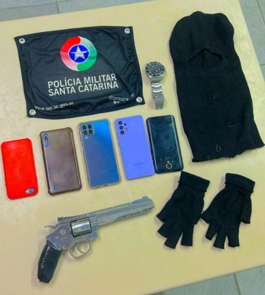 Roubo em lanchonete termina com dois homens e uma adolescente detidos em Criciúma