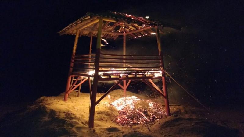 Posto guarda-vidas é incendiado em ato de vandalismo
