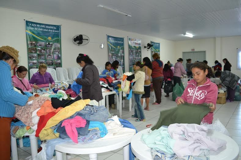 Jacinto Machado distribui 13 mil peças de roupas para famílias carentes