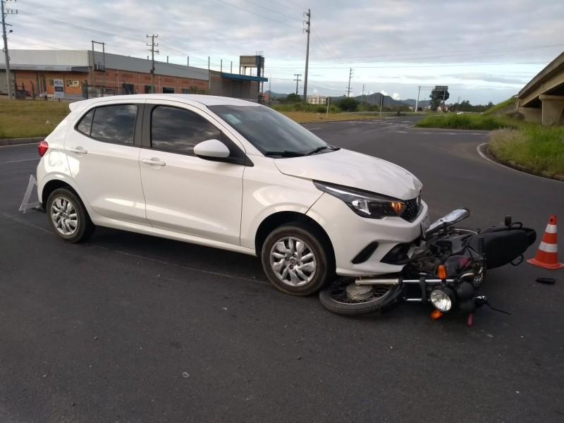 Duas mulheres ficam feridas em acidente entre carro e motocicleta 