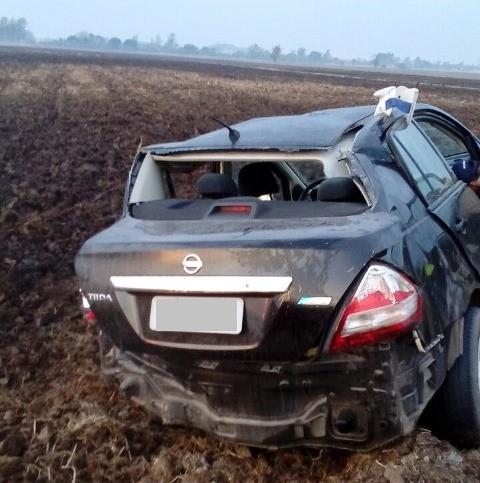 Após saída de pista, carro cai em plantação de arroz