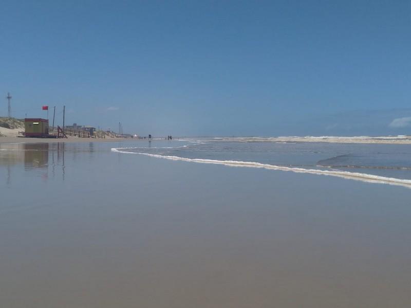 Maré alta afasta banhistas em Balneário Rincão 