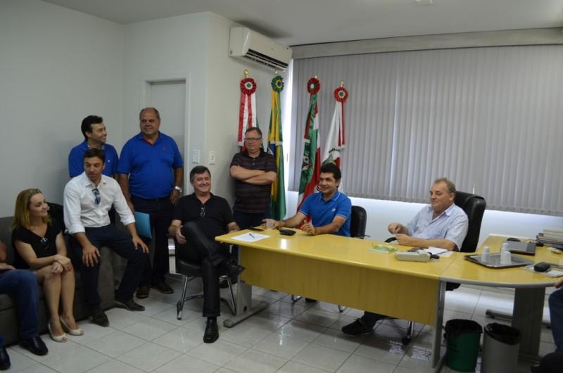 Prefeito e vice fazem primeira visita oficial aos vereadores
