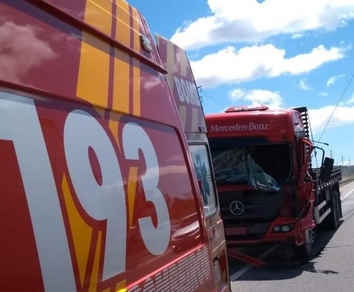 Colisão entre dois caminhões é registrada na BR-101