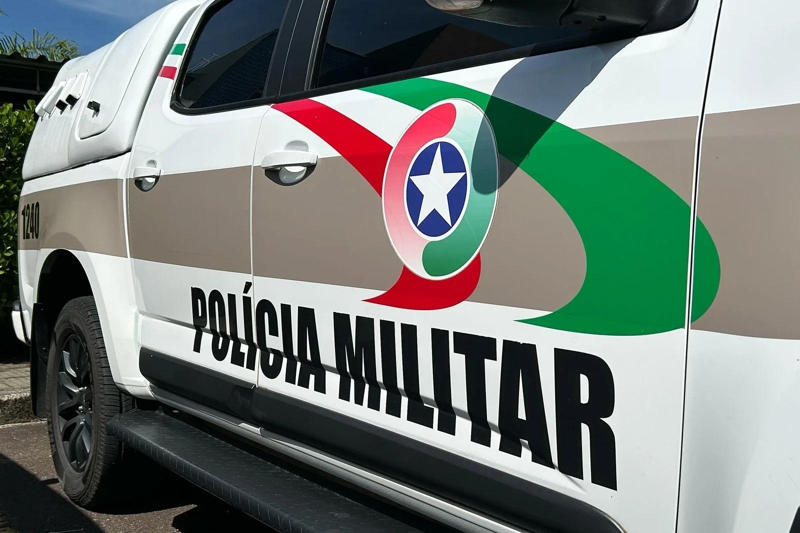 Criminoso rouba itens de supermercado, ameaça seguranças com faca e troca produtos por droga