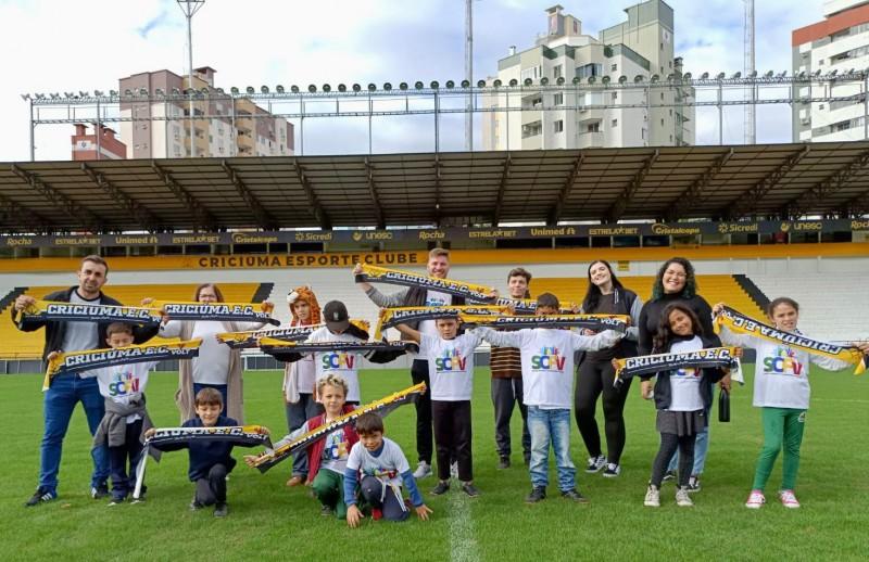 Participantes do SCFV de Maracajá visitam Estádio Heriberto Hülse