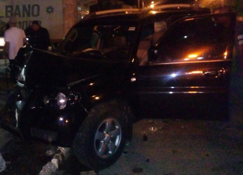 Motorista perde controle da direção e bate em carro estacionado