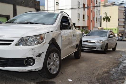Adolescente furta carro, colide em outro e vai para o hospital