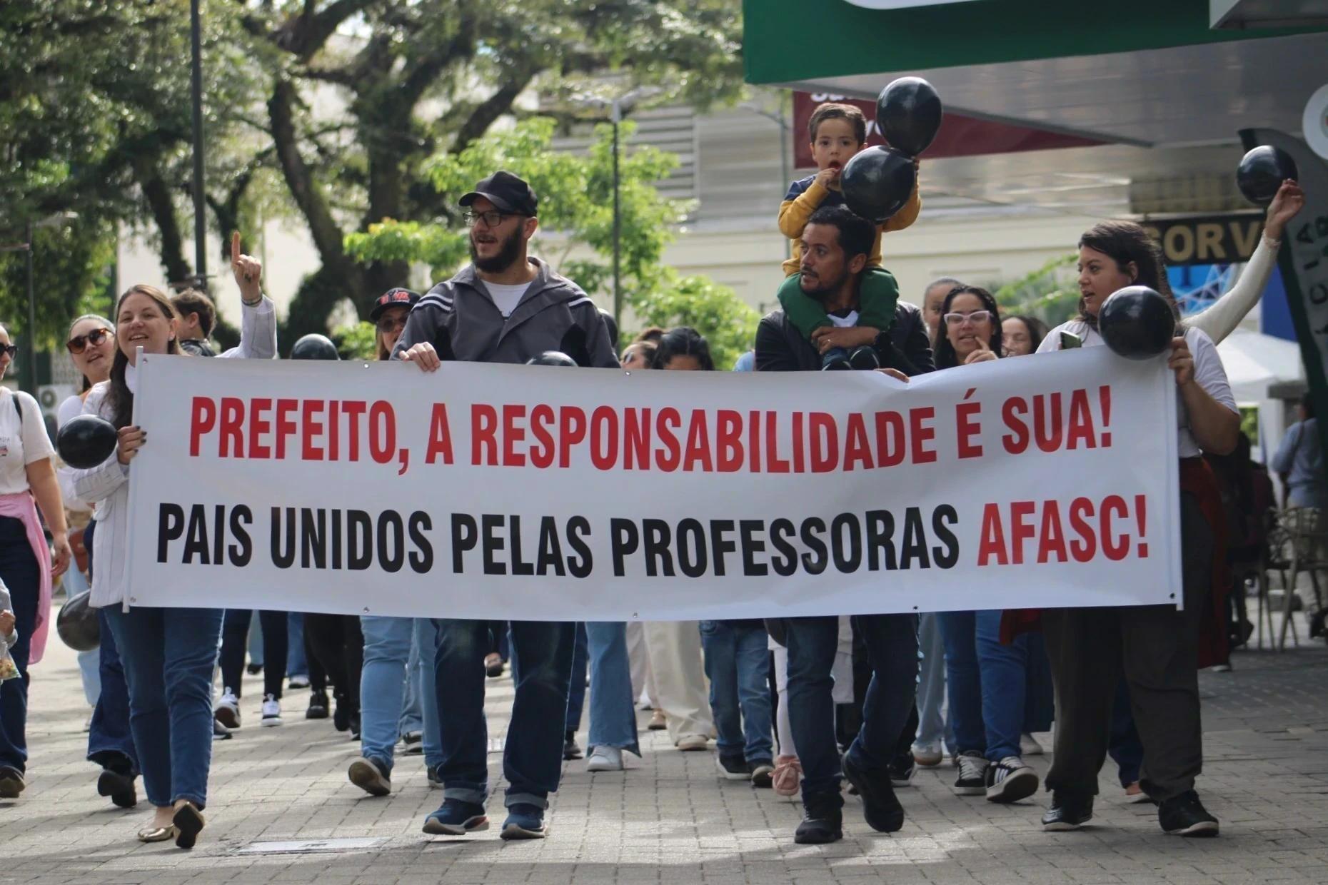 Pais de alunos da Afasc apoiam professores com manifestação em Criciúma