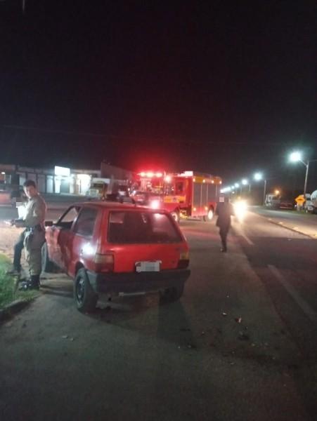 Condutor é conduzido ao hospital após colisão envolvendo carro e moto