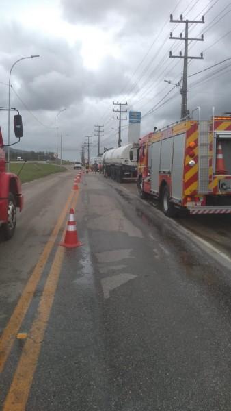 Princípio de incêndio em carreta bitrem bloqueia via na marginal da BR-101