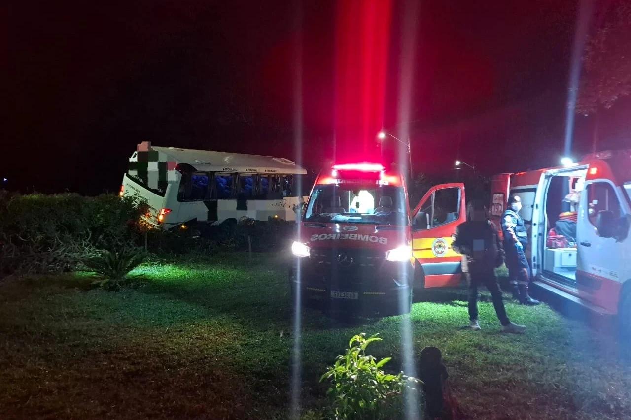 Passageiras ficam feridas após micro-ônibus sair da pista e colidir contra tronco de árvore