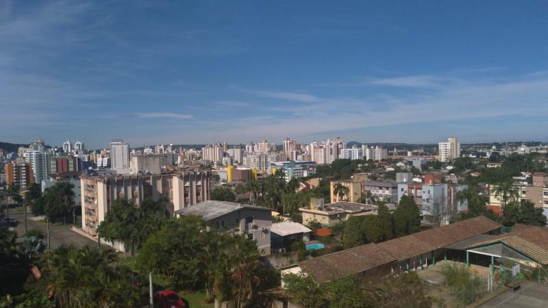 Apesar do calor nesta segunda, temperatura deve cair ao longo da semana