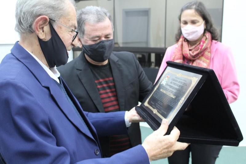 Autor do hino de Forquilhinha recebe nova homenagem da Câmara de Vereadores