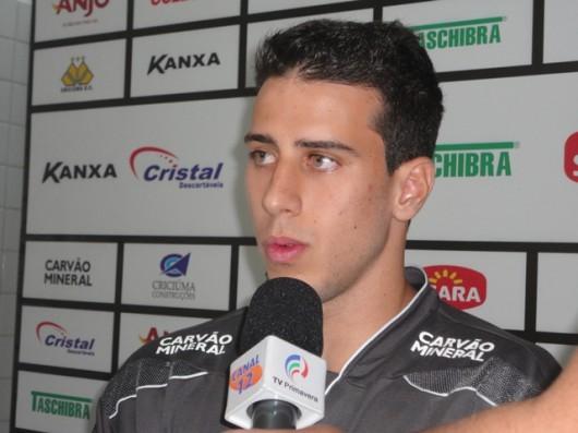 Helton Leite celebra estreia com a camisa 1 do Tigre