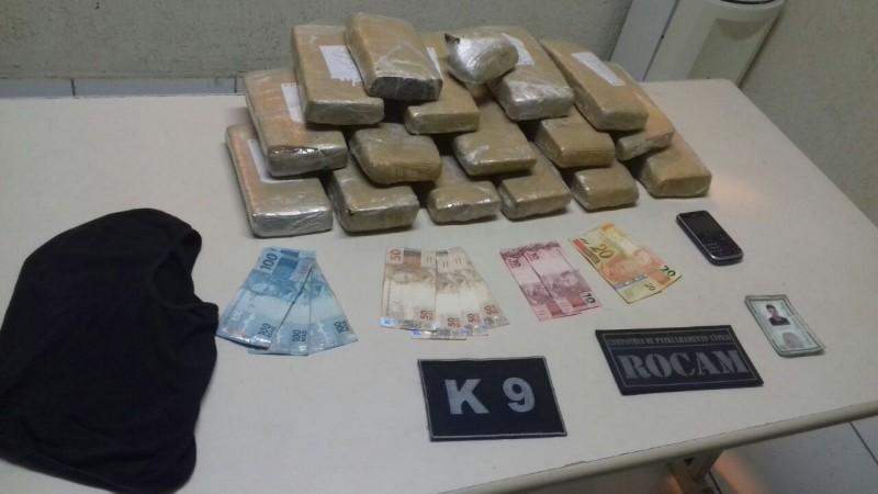 PM localiza mochilas com 17 tabletes de maconha embaixo de cama de morador 