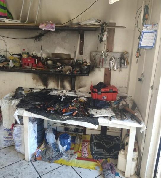 Bateria de celular pega fogo e danifica garagem em Criciúma