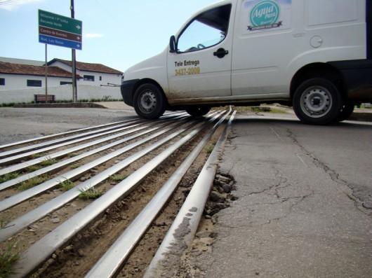 Buracos próximos a cruzamento da linha férrea são ameaça para motoristas