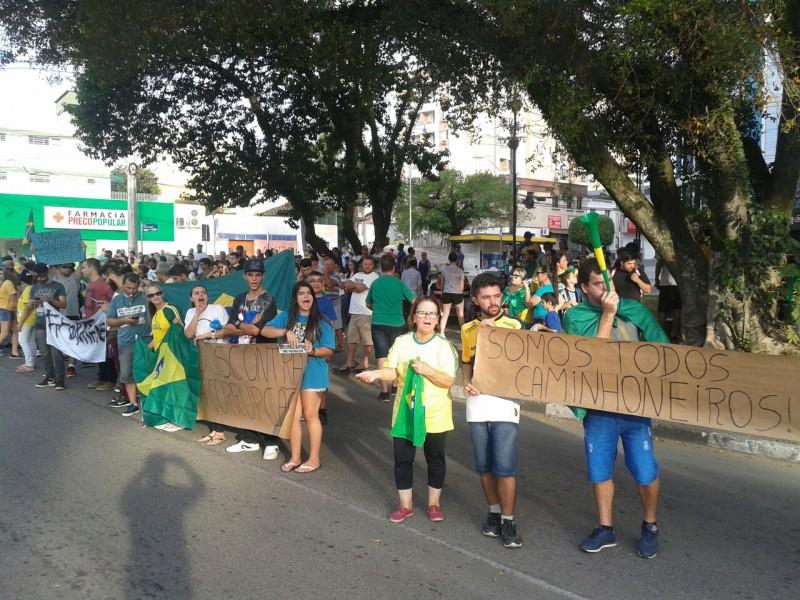 Após passeata, manifestantes protestam ao lado do Terminal Central