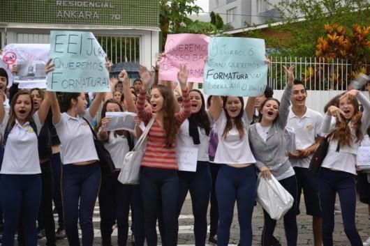 Estudantes fazem manifestação por baile de formatura