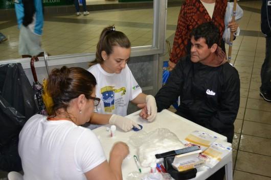 Dia Mundial do Rim: Alunos da Unesc promovem ação no Terminal Central de Criciúma