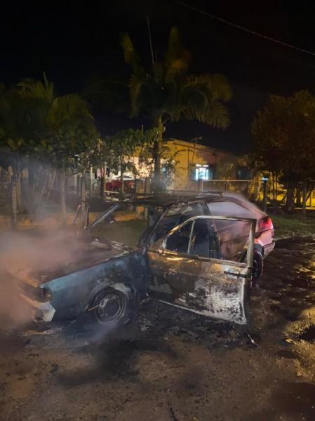Veículo é atingido por incêndio em Balneário Arroio do Silva