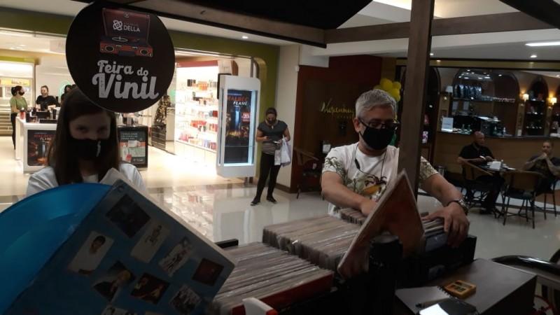 Paixão pelos Engenheiros do Hawaii se transforma em coleção compartilhada na Feira de Vinil