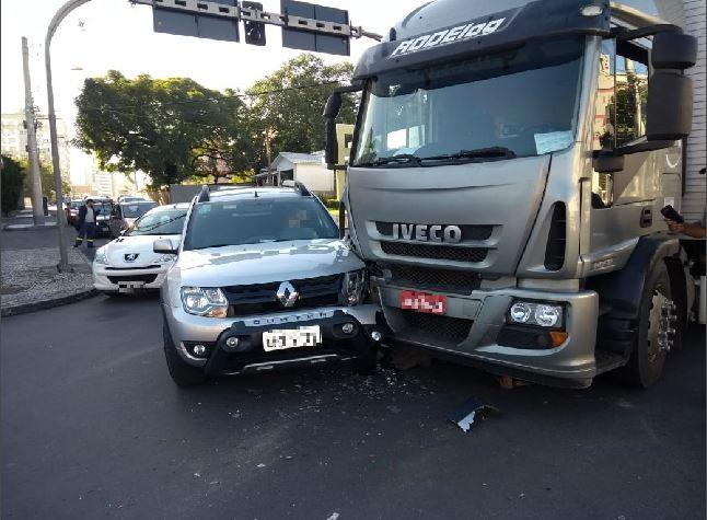 Acidente envolvendo caminhão e carro deixa uma pessoa ferida em Criciúma