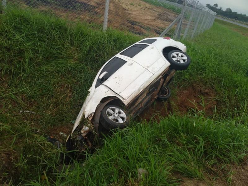 Carro sai da pista e fica lateralizado na SC-447, em Araranguá
