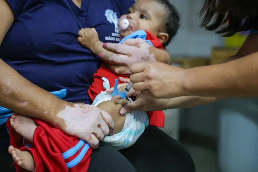 Casos de coqueluche disparam entre crianças do Brasil; saiba o que é e como prevenir