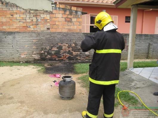 Serpente dentro de casa e fogo em botijão de gás assustam moradores