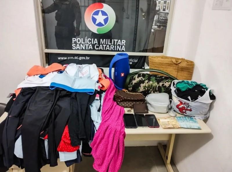 PM prende cinco pessoas após furto de mais de 60 peças de roupa em shopping de Tubarão