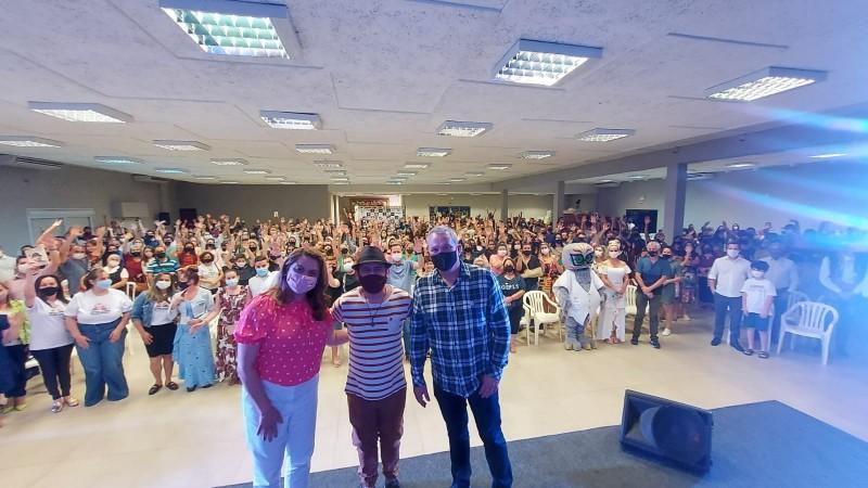 Mais de 600 pessoas participam de palestra de Bráulio Bessa em Içara