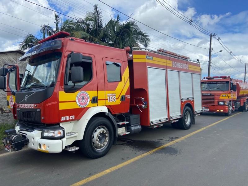 Mulher usa mangueira para combater princípio de incêndio em Criciúma
