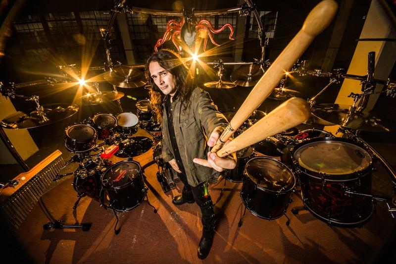 Maior baterista de heavy metal do Brasil se apresenta na Acic