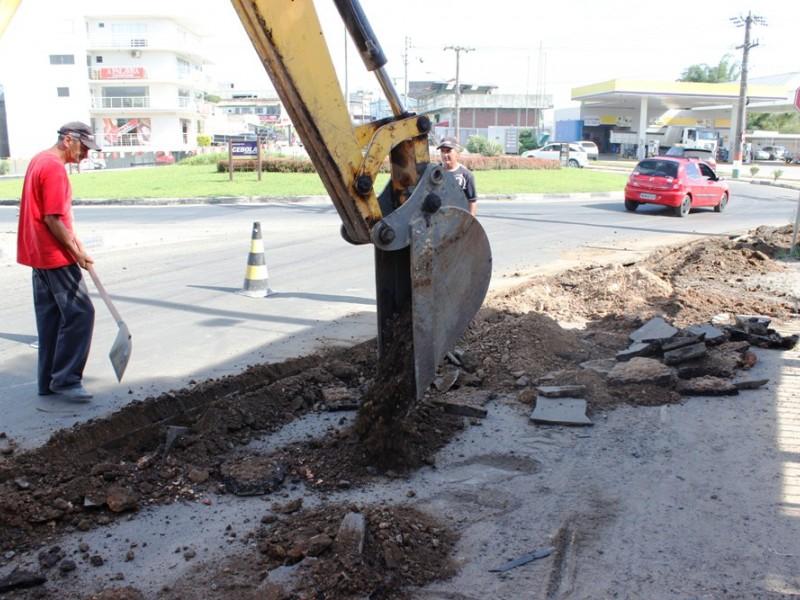 Com meios-fios, a pretensão de menos acidentes no Rio Maina 