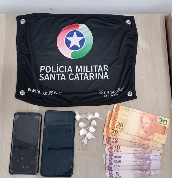 Em carro de aplicativo, adolescente é apreendido com cocaína em Criciúma