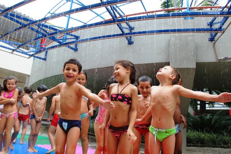 No calor, chuveirão faz a alegria das crianças 